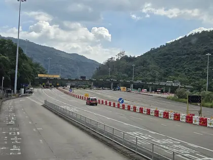 Sze Pai Shek Shan (四排石山 Sze Pai Shek Shan)